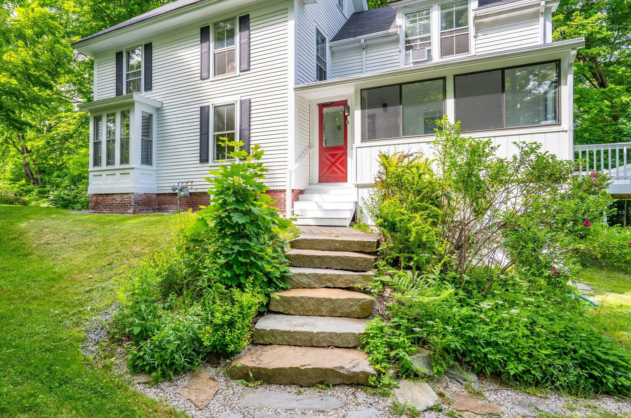 11 Chapel St, Freeport, ME 04032-1403