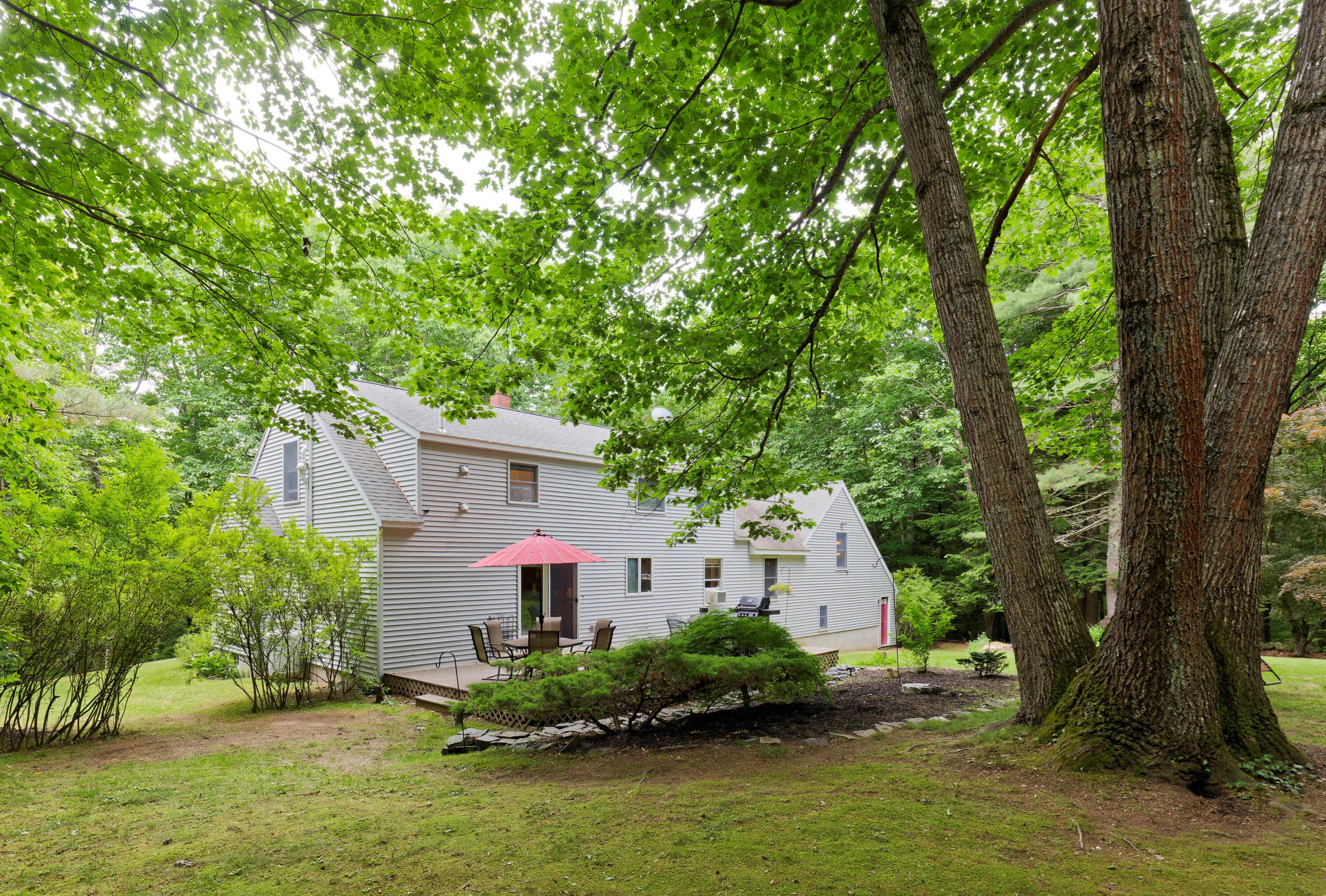10 Blackthorne Ln, Gray, ME 04039
