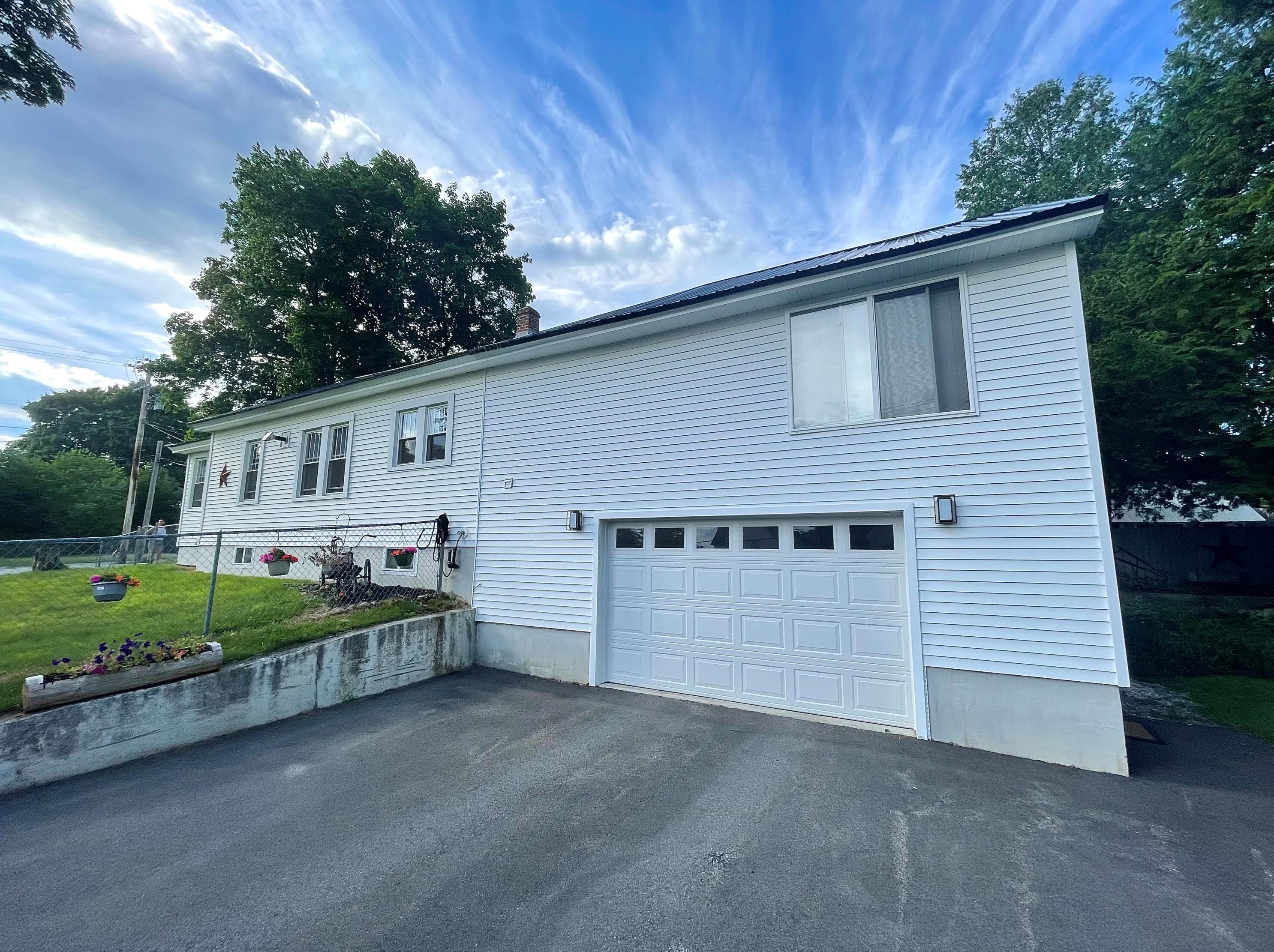 5 Spruce St, East Millinocket, ME 04430-1122
