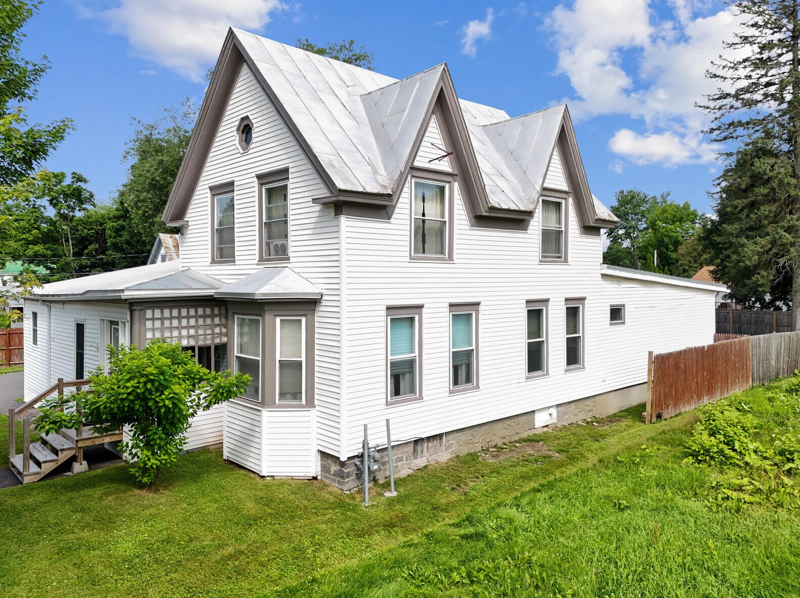 16 Park St, Madison, ME 04950