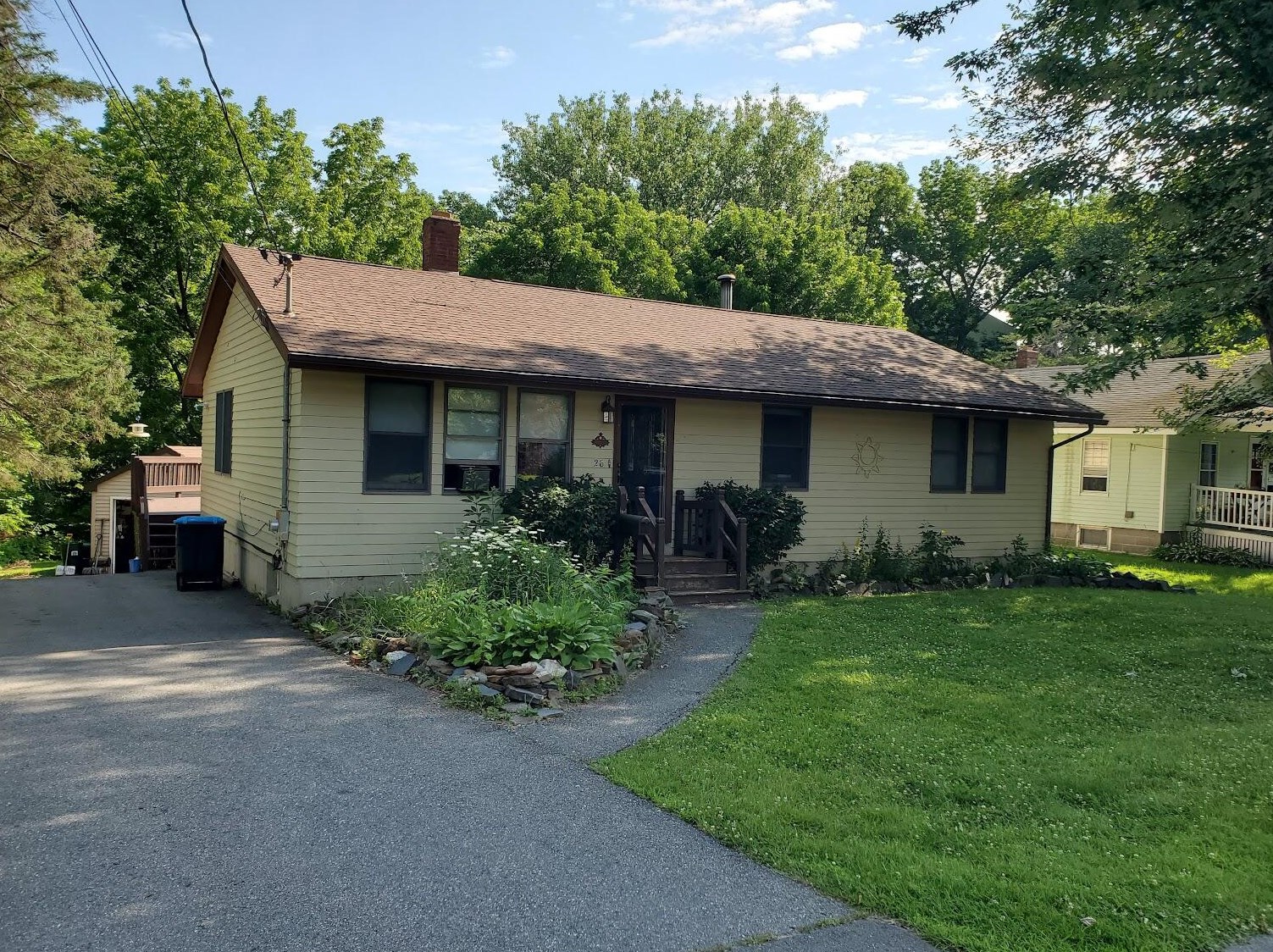 26 Forest Ave, Orono, ME 04473-3652