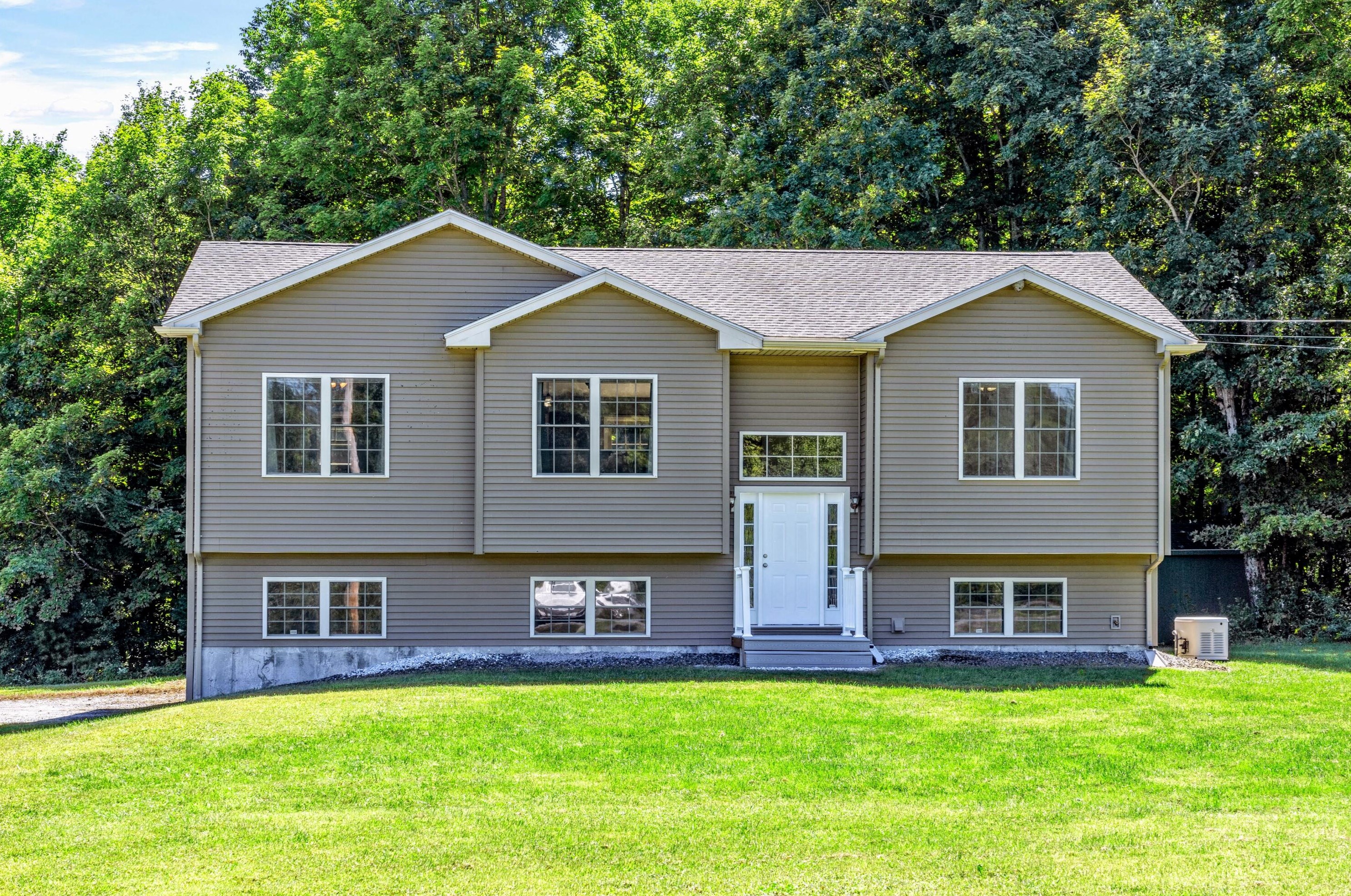 19 Grimmauld Pl, Augusta, ME 04330