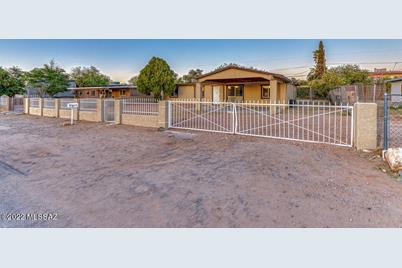 6657 S Burcham Avenue - Photo 1