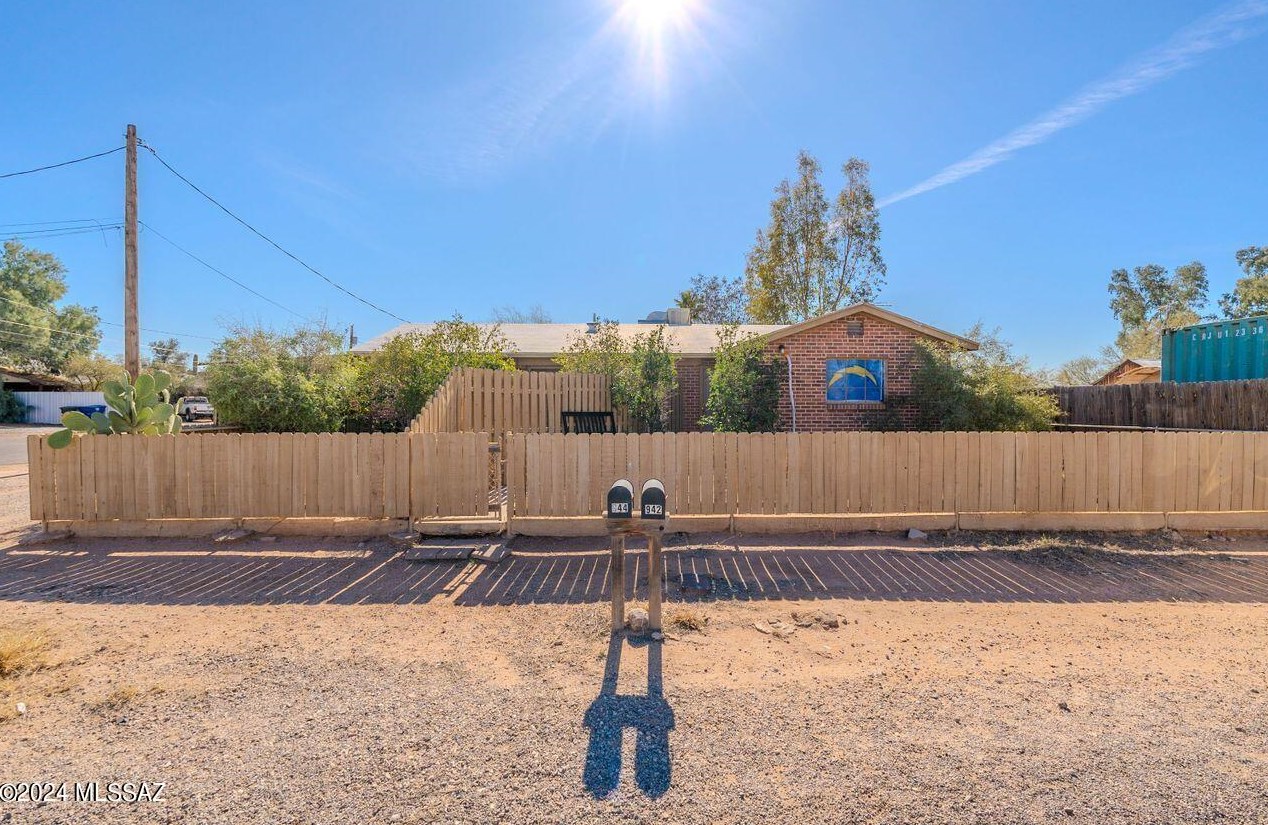 942 Halcyon Rd, Tucson, AZ