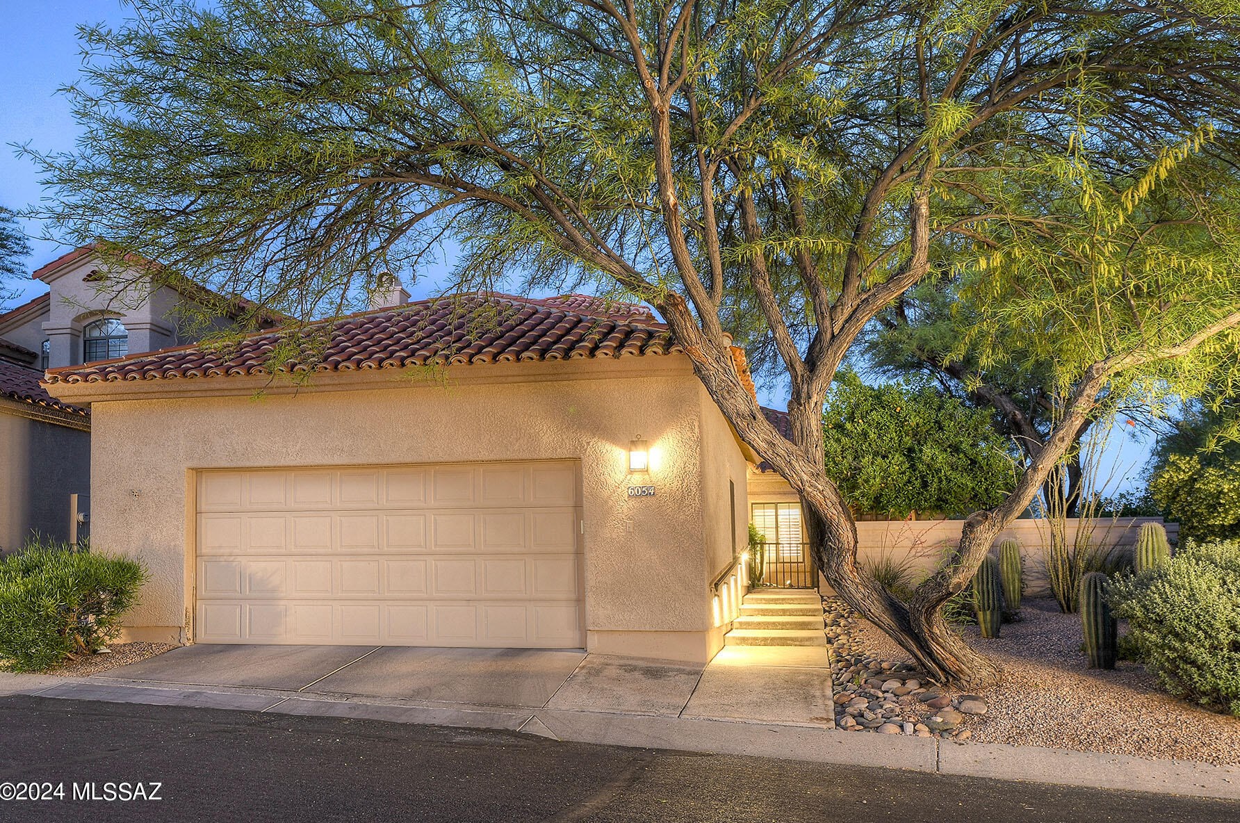 6054 Moon Crest Dr, Tucson, AZ 85718-3400