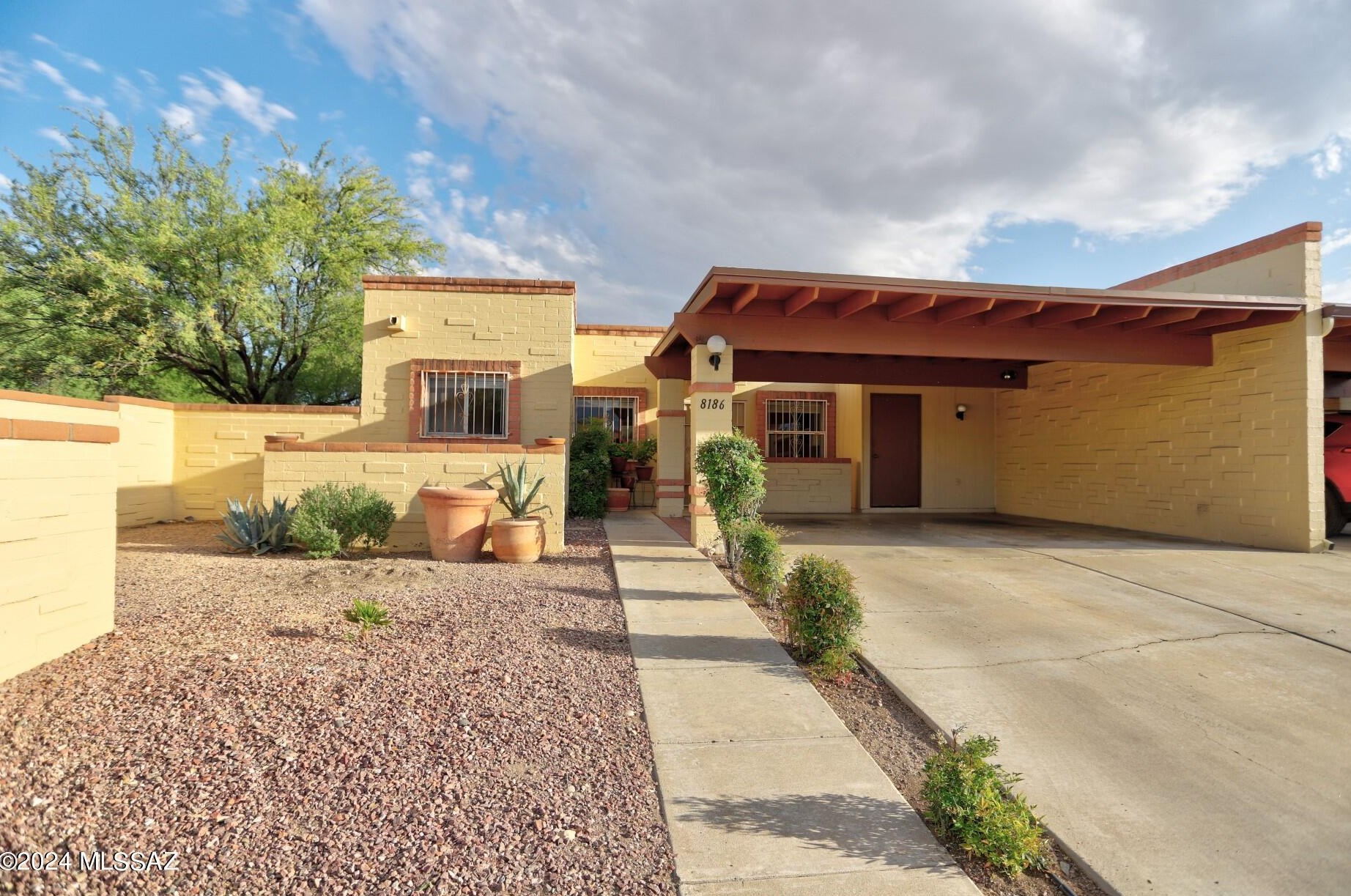8186 Rivenoak Dr, Tucson, AZ 85715-4468