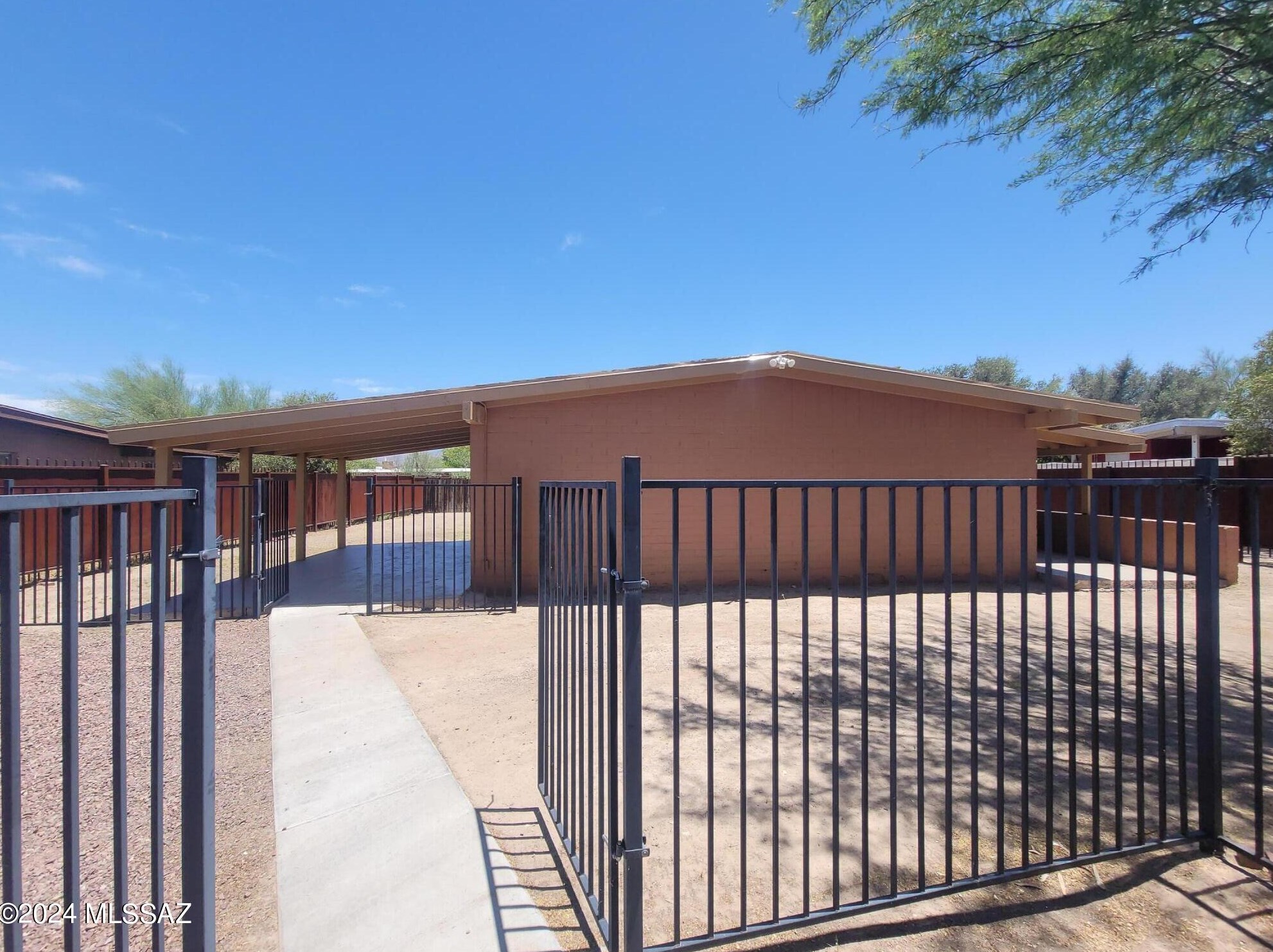 702 N Silverbell Rd, Tucson, AZ 85745