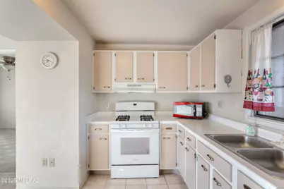 146 S Paseo Tierra #APT B, Green Valley, AZ 85614 - Photo 12