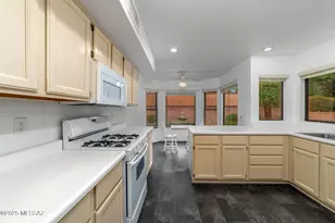 1629 E Broken Bow Way, Oro Valley, AZ 85755 - Photo 10