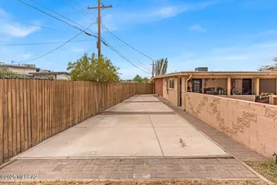 8325 E 18th Street, Tucson, AZ 85710 - Photo 34
