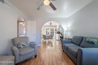 933 E Mesquite Drive, Tucson, AZ 85719 - Photo 1