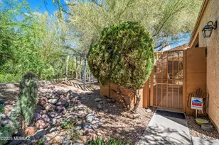 2596 N Ironwood Ridge Dr, Tucson, AZ 85745 - Photo 2