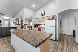 8902 N Soft Winds Dr, Tucson, AZ 85742 - Photo 4