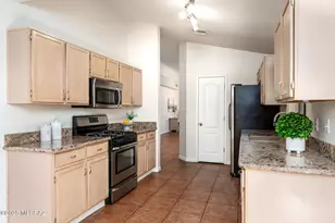 8869 N Willeta Dr, Tucson, AZ 85743 - Photo 4