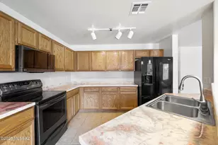 519 W Cedar Chase Dr, Green Valley, AZ 85614 - Photo 2