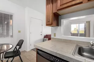 1810 E Blacklidge Dr, Tucson, AZ 85719 - Photo 8