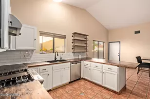 7992 S Lennox Ln, Tucson, AZ 85747 - Photo 10