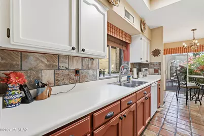 1070 W Calle Excelso, Green Valley, AZ 85614 - Photo 10