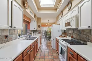 1070 W Calle Excelso, Green Valley, AZ 85614 - Photo 8