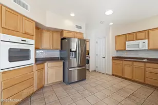933 W Placita Llovizna, Green Valley, AZ 85614 - Photo 6