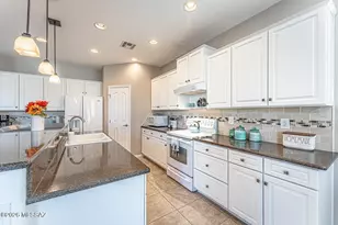 2445 E Sky Creek Dr, Green Valley, AZ 85614 - Photo 18
