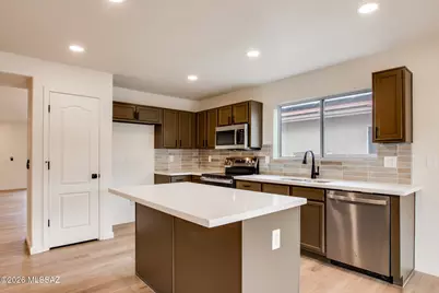 9410 E Grapevine Spring Place, Tucson, AZ 85710 - Photo 2