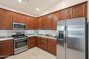 835 N Robb Hill Pl, Tucson, AZ 85710 - Photo 10