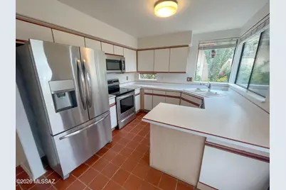 310 E Highcourte Lane, Tucson, AZ 85737 - Photo 8