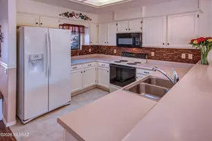 151 N Crescent Bell Dr, Green Valley, AZ 85614 - Photo 8