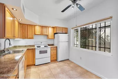 1018 Cll De La Temporada, Green Valley, AZ 85614 - Photo 8