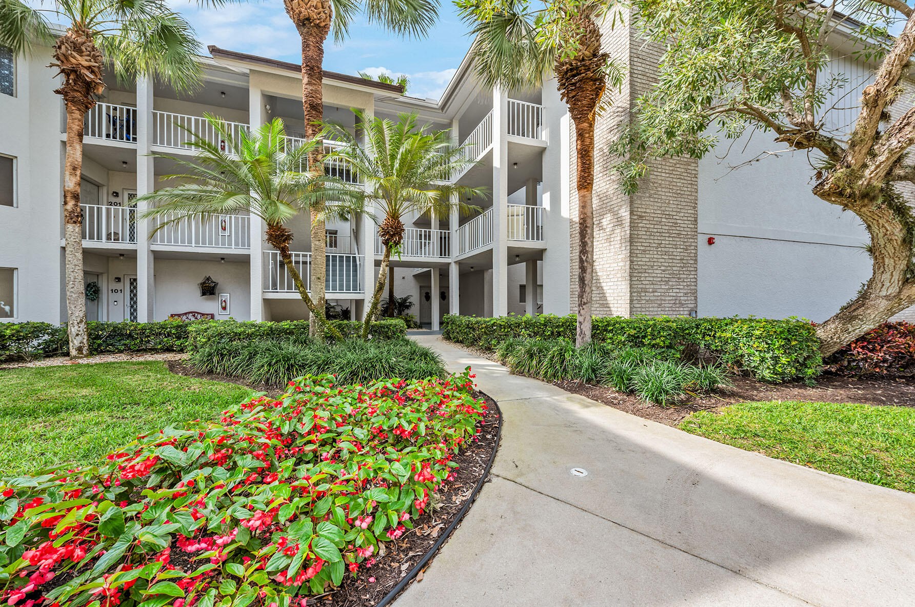 770 Waterford Dr #202, Naples, FL 34113