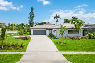 291 W Flamingo Cir, Marco Island, FL 34145 - Photo 2