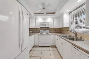 200 Valley Stream Dr, Naples, FL 34113 - Photo 8