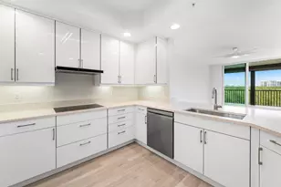 425 Cove Tower Dr, Naples, FL 34110 - Photo 4