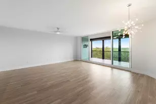 425 Cove Tower Dr, Naples, FL 34110 - Photo 2