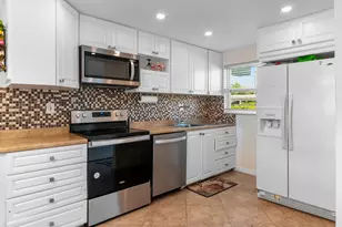 49 High Point Cir S, Naples, FL 34103 - Photo 4