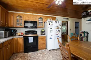 1424 Bear Creek Rd, Bakersville, NC 28705 - Photo 6