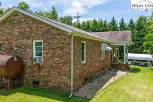 1424 Bear Creek Rd, Bakersville, NC 28705 - Photo 2