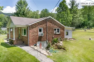 1424 Bear Creek Rd, Bakersville, NC 28705 - Photo 18