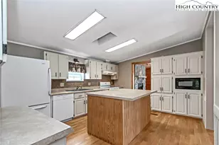 160 Disney Ln, Newland, NC 28657 - Photo 18