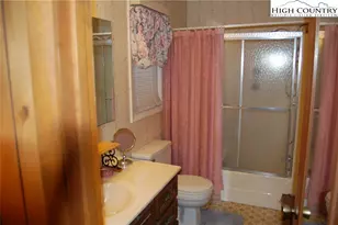 202 Knoll Cir, Newland, NC 28657 - Photo 10