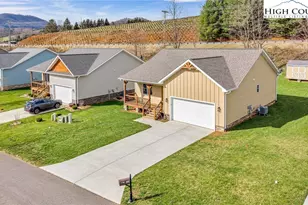 264 W Evergreen St, West Jefferson, NC 28694 - Photo 2