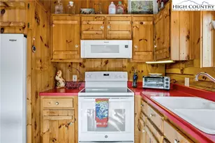 461 E Hidden Mountain Ln, Crumpler, NC 28617 - Photo 10