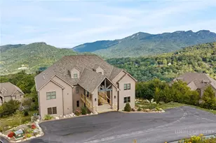 142 Crescent Ln, Sugar Mountain, NC 28604 - Photo 2