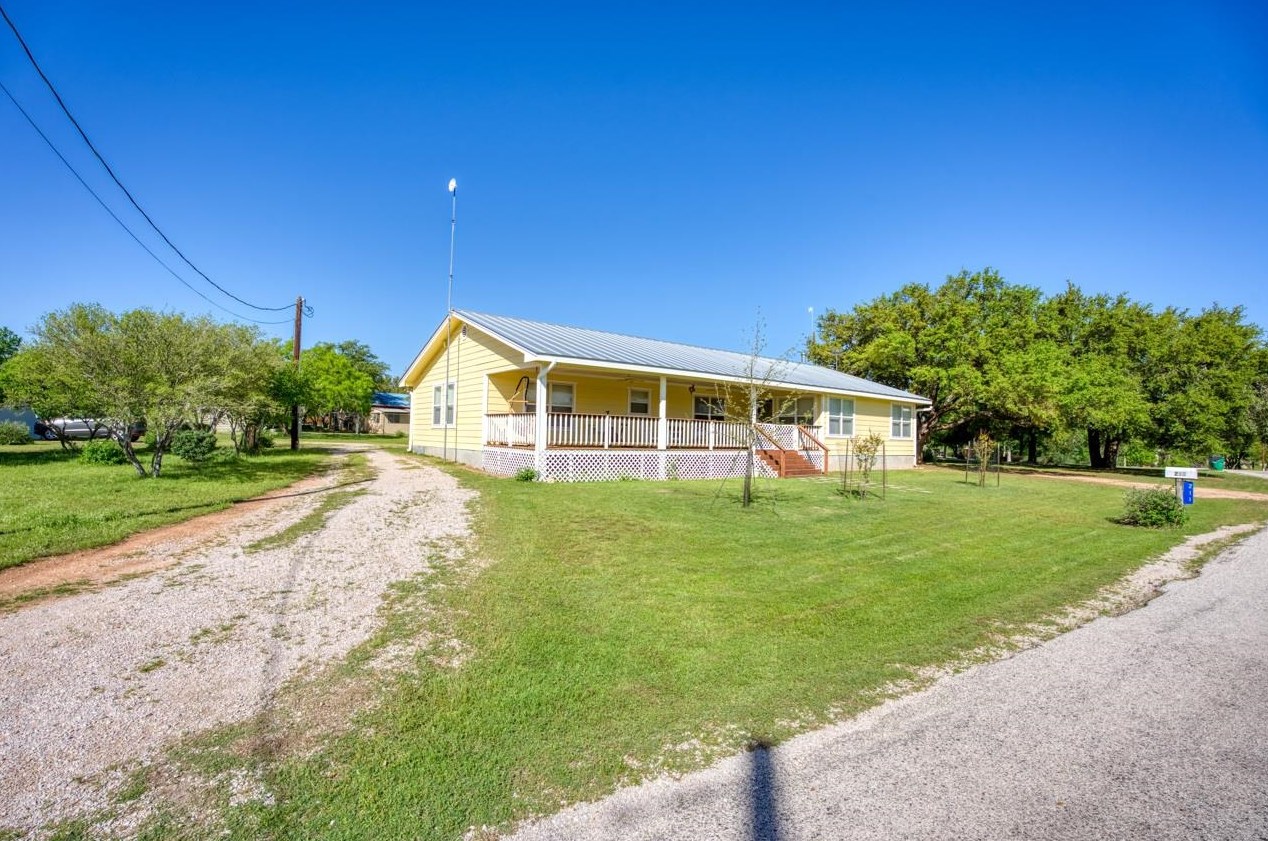 211 Oakleaf Dr, Sunrise Beach, TX 78643