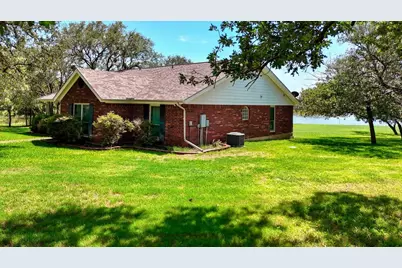 220 W Lakecrest Drive, Bluffton, TX 78607 - Photo 2