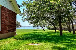 220 W Lakecrest Dr, Bluffton, TX 78607 - Photo 4