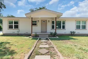 209 E Live Oak St, Burnet, TX 78611 - Photo 1