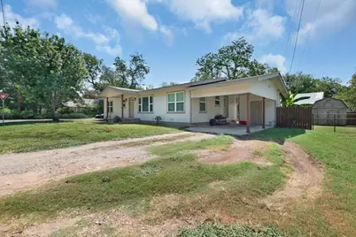 209 E Live Oak St, Burnet, TX 78611 - Photo 4