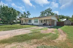 209 E Live Oak St, Burnet, TX 78611 - Photo 4